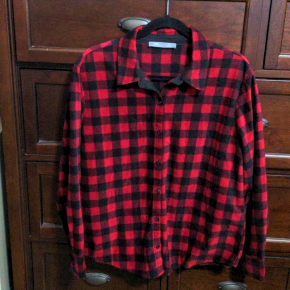Lee Riders Men's Red & Black Plaid Flannel Shirt. Size L
